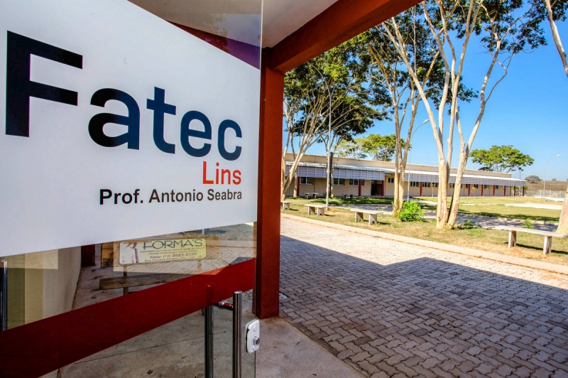 Foto da secretara da instituição Fatec de Lins