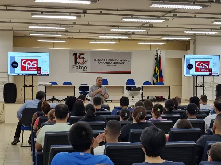 Foto de uma palestra no auditório da Fatec Lins